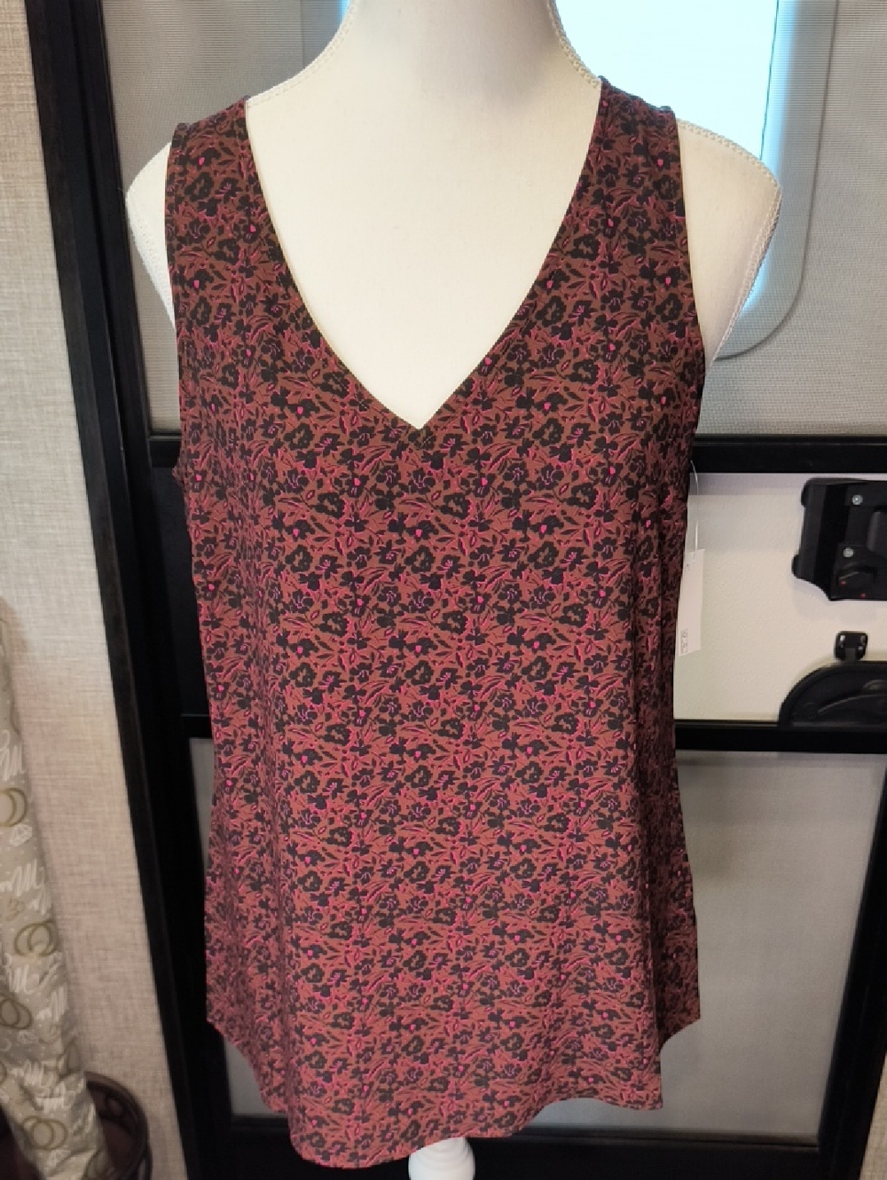 Amazon Essentials Women's Floral V-Neck Tank Top - Pink & Brown